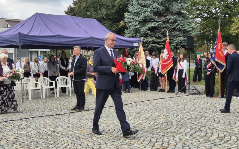 starosta idzie z kwiatami