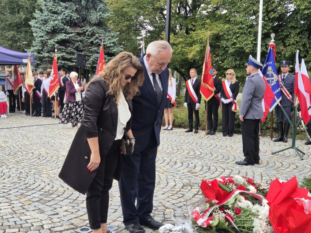 radni powiatowi składają kwiaty