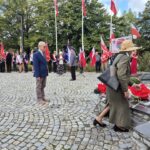 składanie kwiatów przedstawiciele kombatantów