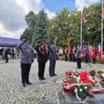 składanie kwiatów służby mundurowe salutują