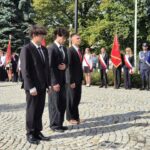 składanie kwiatów, uczniowie