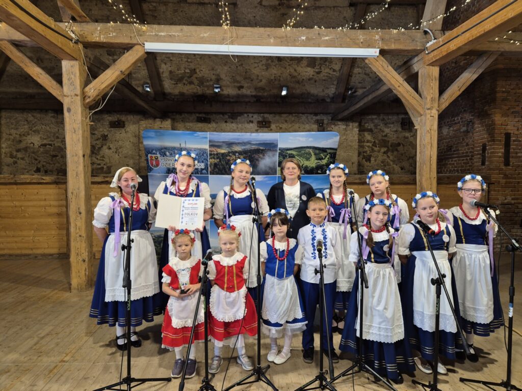 radna Iwona Cegiełka z zespołem folklorystycznym