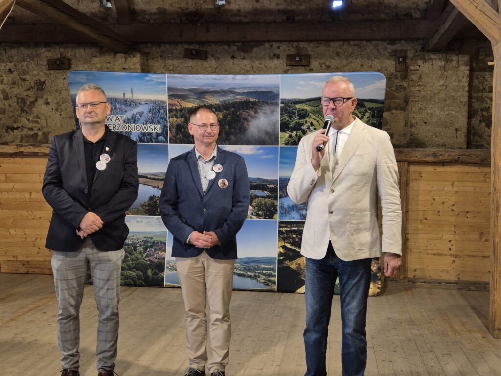 starosta, dyrektor ogrodu i zastępca burmistrza Niemczy podczas otwarcia Przeglądu