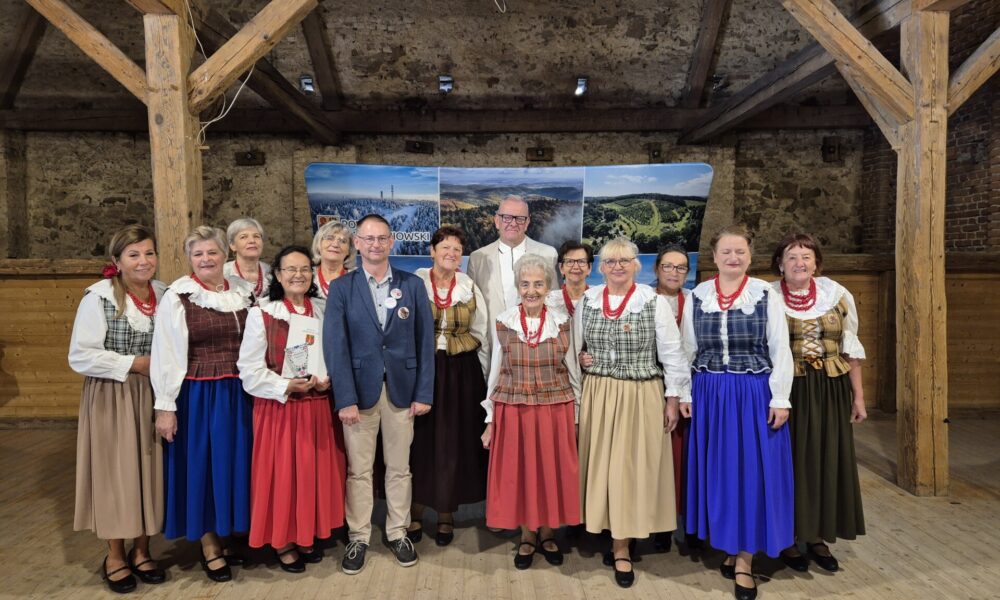 starosta i dyrektor ogrodu z zespołem folklorystycznym