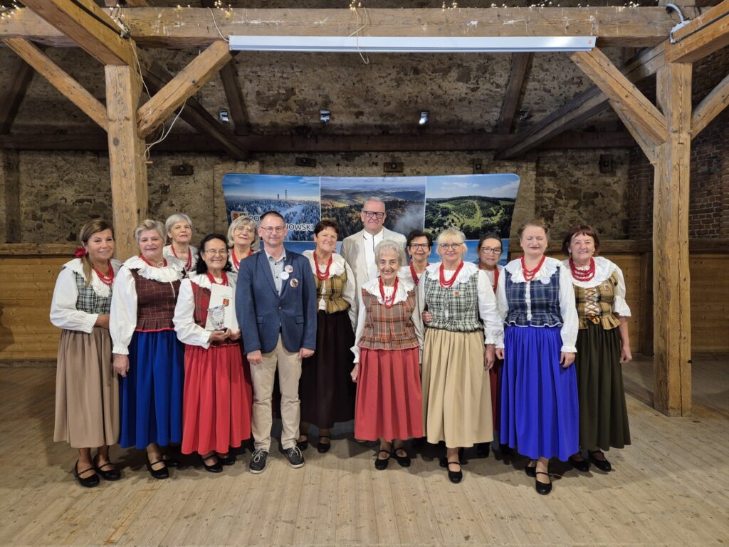 starosta i dyrektor ogrodu z zespołem folklorystycznym