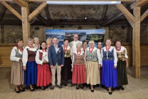 starosta i dyrektor ogrodu z zespołem folklorystycznym