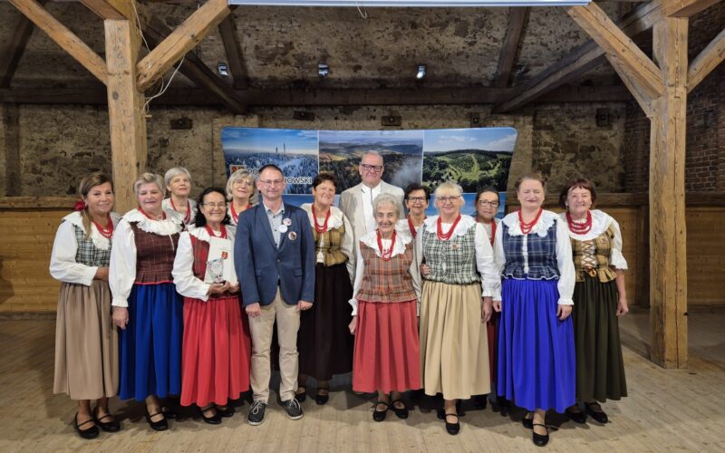 starosta i dyrektor ogrodu z zespołem folklorystycznym