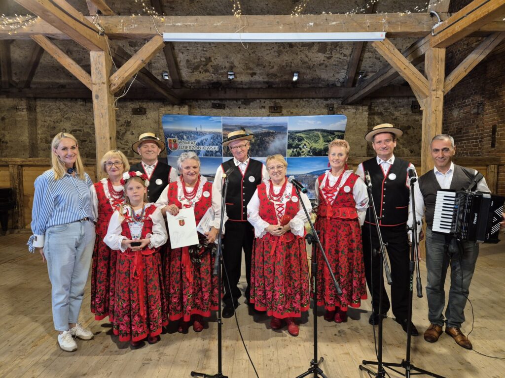 sekretarz powiatu z zespołem folklorystycznym