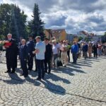 zbliżenie na przedstawicieli organizacji biorących udział w uroczystościach