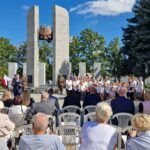 widok na obchody pod pomnikiem