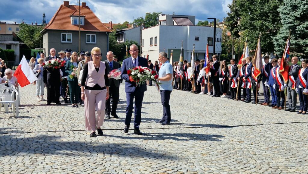 starosta z członkiem zarządu podczas składania kwiatów