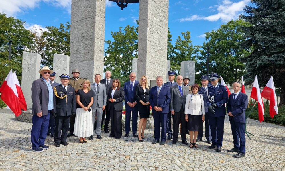 przedstawiciele władz pod pomnikiem losów ojczyzny