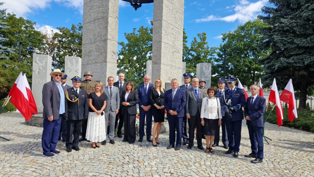przedstawiciele władz pod pomnikiem losów ojczyzny