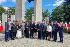 przedstawiciele władz pod pomnikiem losów ojczyzny