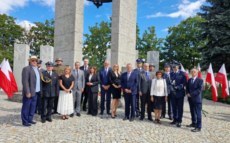 przedstawiciele władz pod pomnikiem losów ojczyzny