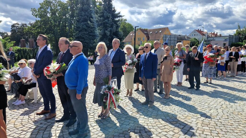 zbliżenie na przedstawicieli organizacji i mieszkańców biorących udział w obchodach