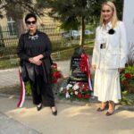 wspólne zdjęcie sekretarz i dyrektor wydziału edukacji przy obelisku
