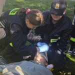 młodzi strażacy udzielają pomocy