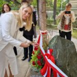 sekretarz przecina wstęgę