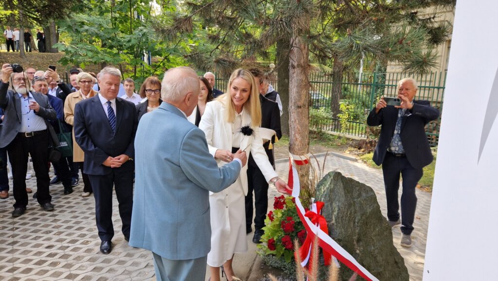 sekretarz przecina wstęgę na obelisku