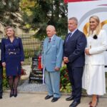 grupowe zdjęcie pod banerem