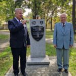 burmistrz i franciszek kozyra przy pomniku