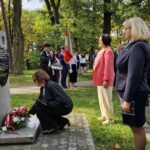 składanie kwiatów pod pomnikiem
