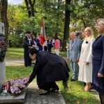 złożenie kwiatów pod pomnikiem