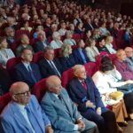 osoby siedzą na fotelach na widowni