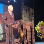 poseł przemawia na mównicy