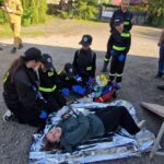 młodzi strażacy udzielają pomocy