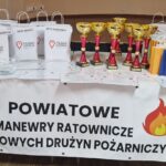 puchary i nagrody na stole