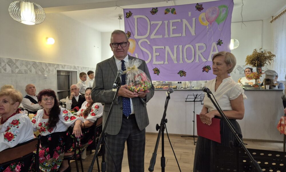 starosta i dyrektor, w tle napis dzień seniora