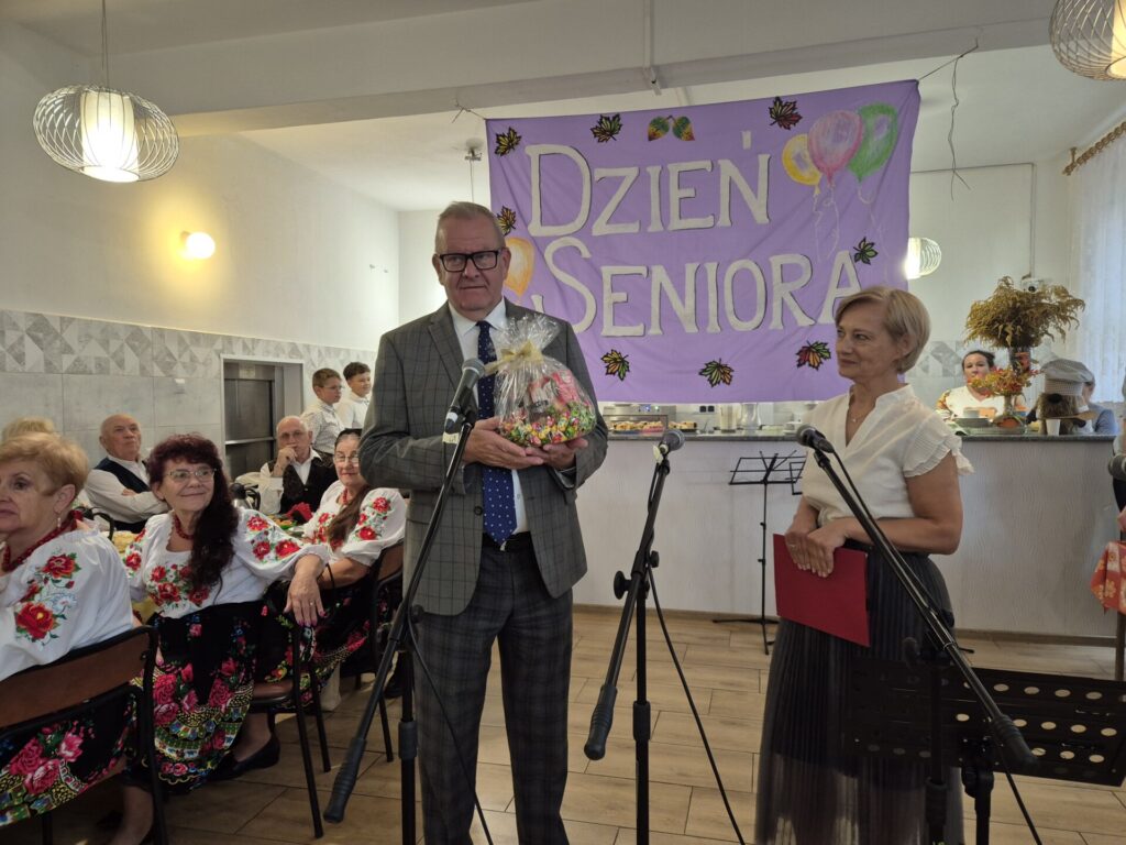 starosta i dyrektor, w tle napis dzień seniora