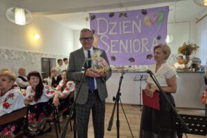 starosta i dyrektor, w tle napis dzień seniora