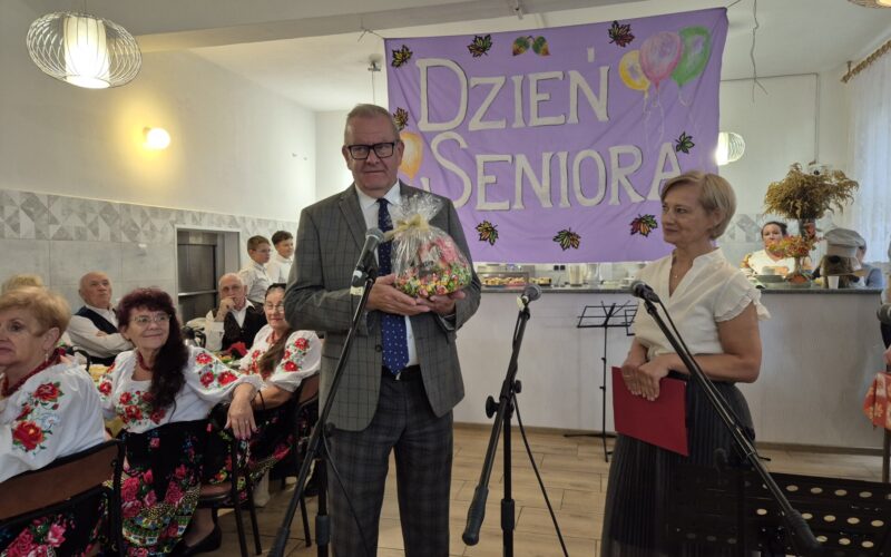 starosta i dyrektor, w tle napis dzień seniora