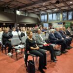 zaproszeni goście siedzą na widowni