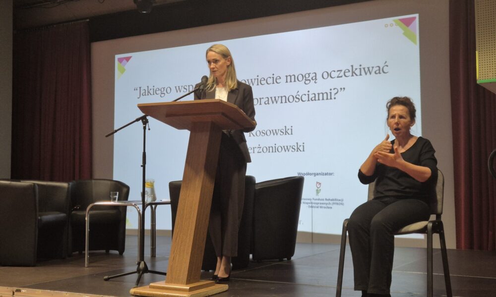 sekretarz przy mównicy