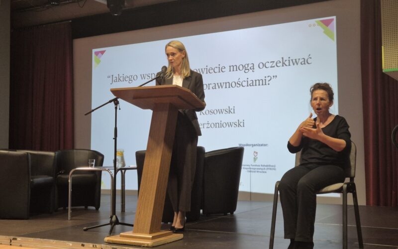 sekretarz przy mównicy
