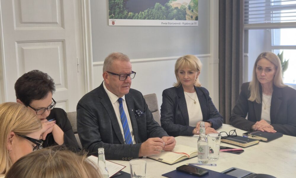 dyrektorzy szkół i przedstawiciele samorządu przy stole