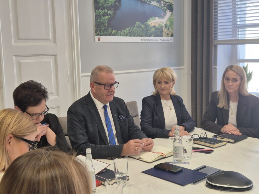 dyrektorzy szkół i przedstawiciele samorządu przy stole