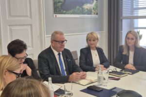 dyrektorzy szkół i przedstawiciele samorządu przy stole