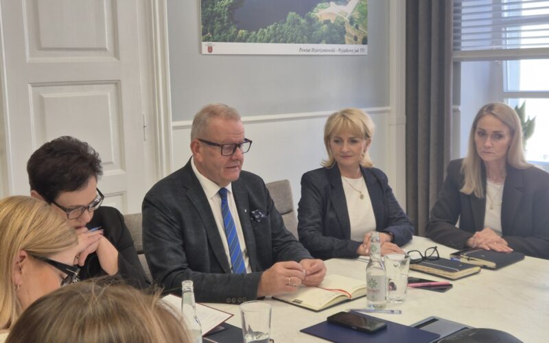 dyrektorzy szkół i przedstawiciele samorządu przy stole