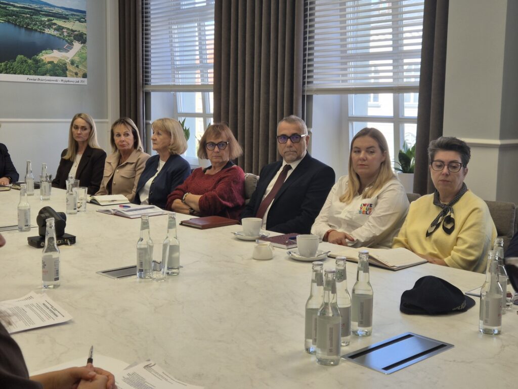 dyrektorzy szkół i przedstawiciele samorządu przy stole