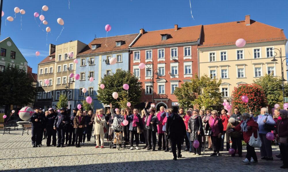 grupowe zdjęcie z wypuszczaniem balonów