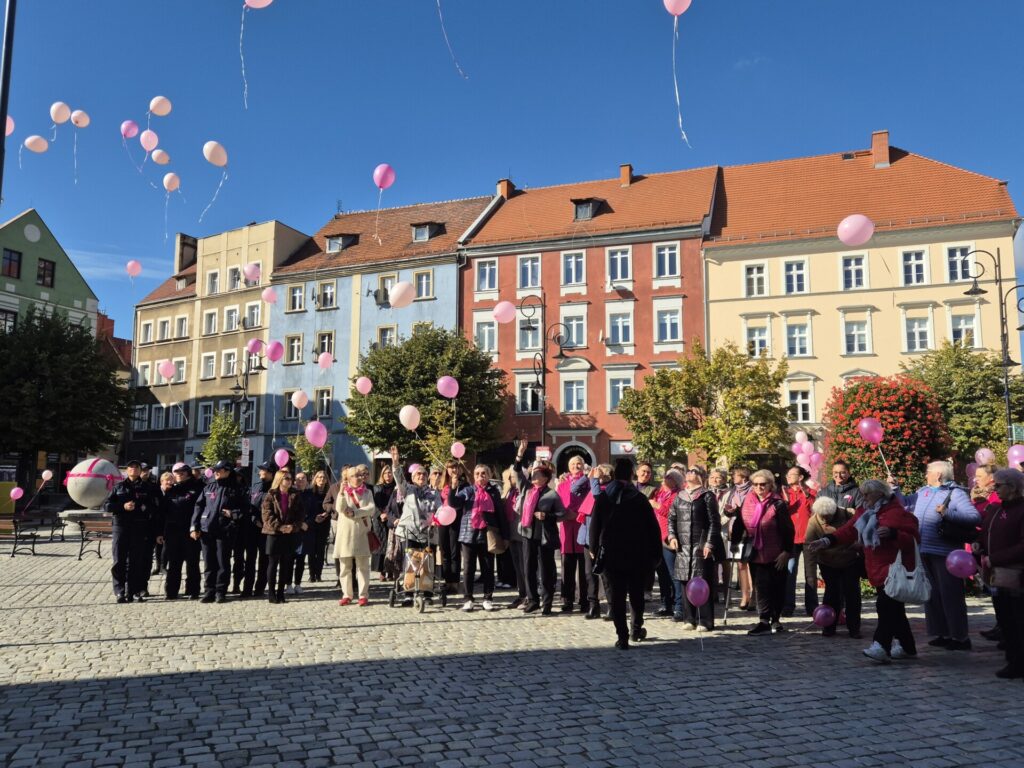 grupowe zdjęcie z wypuszczaniem balonów