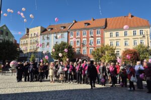 grupowe zdjęcie z wypuszczaniem balonów