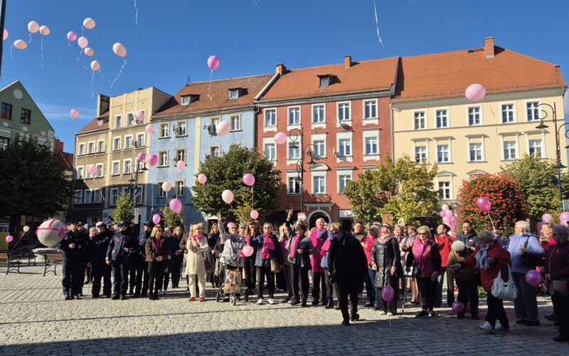 grupowe zdjęcie z wypuszczaniem balonów