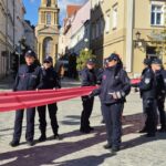 wstążka w górze, policjantki