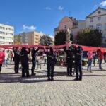 wstążka w górze, policjantki